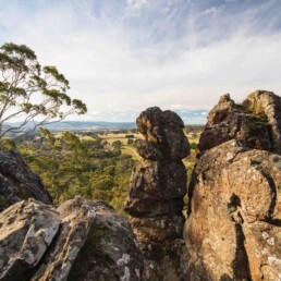 HANGING ROCKAdobeStock 159329376 uai